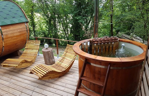 Monclar-de-Quercy Cabin | Unusual accommodation: Barrel with bathroom, terrace and private Nordic bath