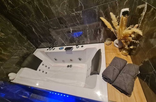 Gorge de Loup Apartment | Unusual love cocoon with jacuzzi in the heart of the city love room incredible night