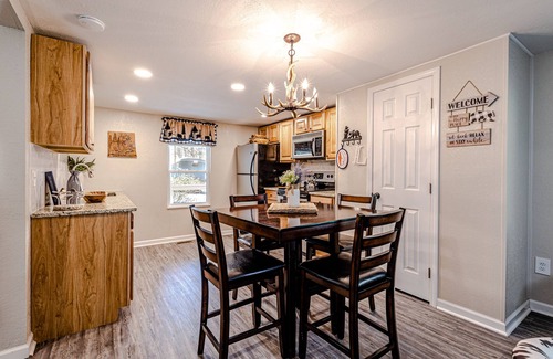 Cherokee Cabin | "UNWIND BY THE WATER'S EDGE" Beautiful 2/1 Cabin w/Hot Tub on Roaring Creek!