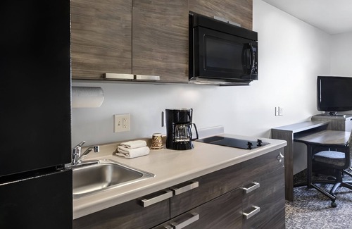 Nampa Hotel | Unwind in 4 Fully Equipped Rooms Ideal for Long Stays - Pets Are Welcome!