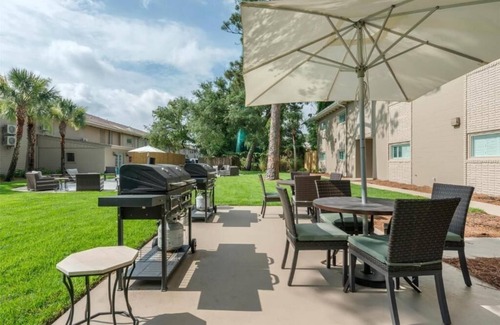Jekyll Island House | Unwind in a Spacious Suite Near the Ocean's Edge | Free Parking & Breakfast!