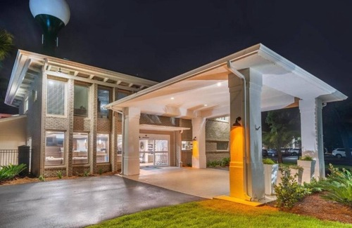 Jekyll Island House | Unwind in a Spacious Suite Near the Ocean's Edge | Free Parking & Breakfast!