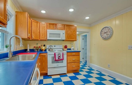 Bristol House | Unwind in the recently remodeled cute little house at the iconic State Street.