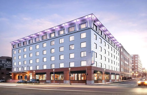 Old Port House | Unwind & Relax: Waterfront Stay Near Old Port District, Pet-Friendly & Breakfast