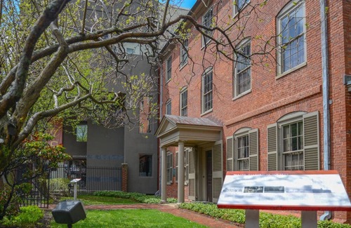 Old Port House | Unwind & Relax: Waterfront Stay Near Old Port District, Pet-Friendly & Breakfast