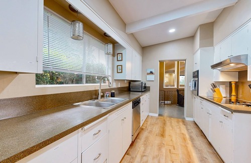 Salem House | Unwind with Stunning Views and Luxurious Comfort, Including AC & W/D