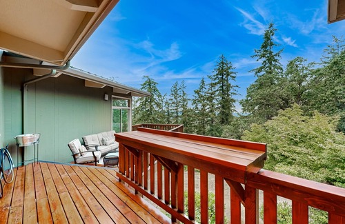 Salem House | Unwind with Stunning Views and Luxurious Comfort, Including AC & W/D