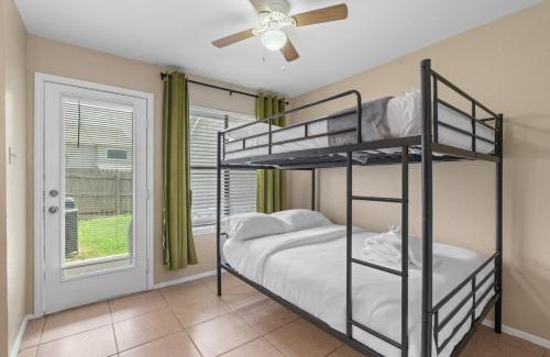 McNeil House | Up to 6 Guests - Stylish Retreat