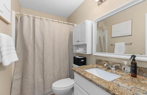 McNeil House | Up to 6 Guests - Stylish Retreat