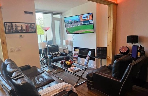 Richmond Hill House | Up-town, Two-Story loft