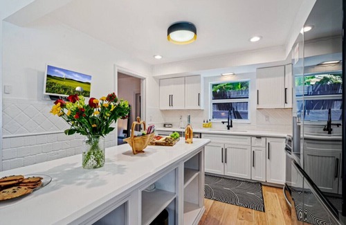 South Palm Park Neighborhood Association House | Update house with heated pool 5 min to beach