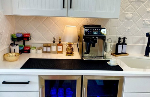 South Palm Park Neighborhood Association House | Update house with heated pool 5 min to beach
