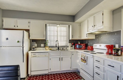 Pottawattamie County Apartment | Updated 1 Bedroom Apartment A Stone's Throw From Downtown Omaha