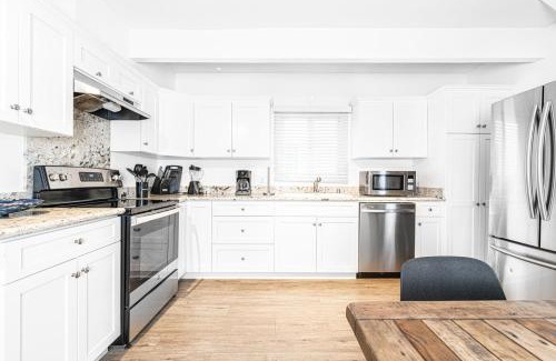 Balboa Peninsula House | Updated 2Br Cottage One House From Beach - Super Central By Beachview Rentals