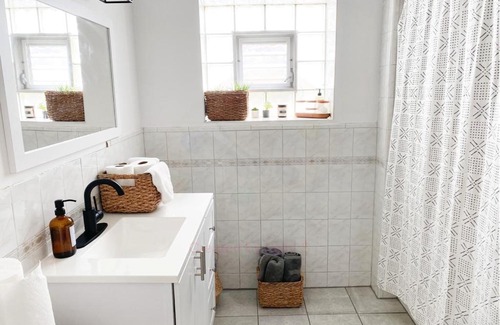 Chicago Apartment | Updated 3 bedroom in Portage Park! Free Parking!