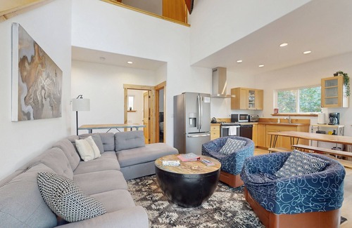 Leavenworth House | Updated dog-Friendly home with private hot tub, views & WiFi