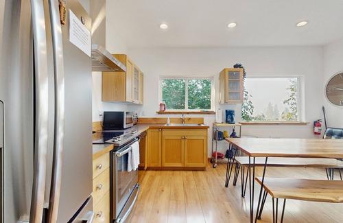 Leavenworth House | Updated dog-Friendly home with private hot tub, views & WiFi
