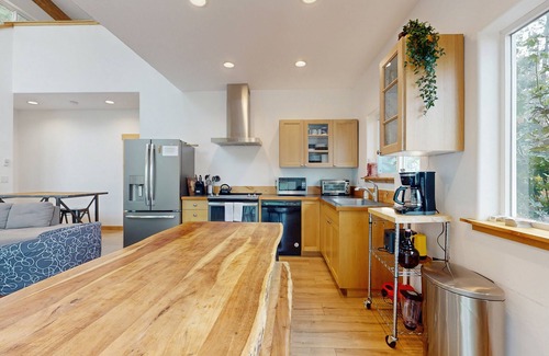 Leavenworth House | Updated dog-Friendly home with private hot tub, views & WiFi