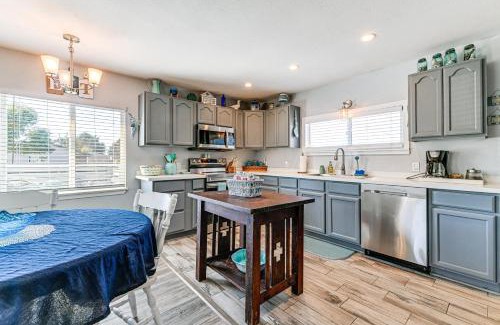 Crescent City North House | Updated Home 2 Mi to Beach in Crescent City!