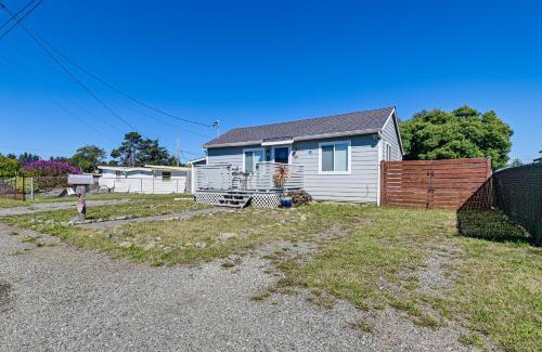 Crescent City North House | Updated Home 2 Mi to Beach in Crescent City!