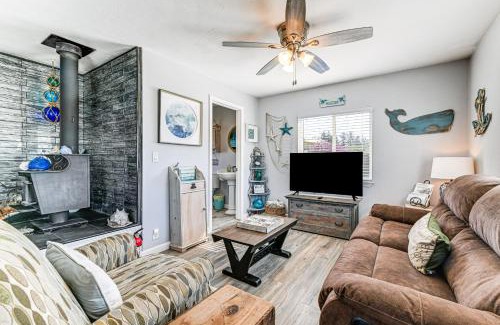 Crescent City North House | Updated Home 2 Mi to Beach in Crescent City!