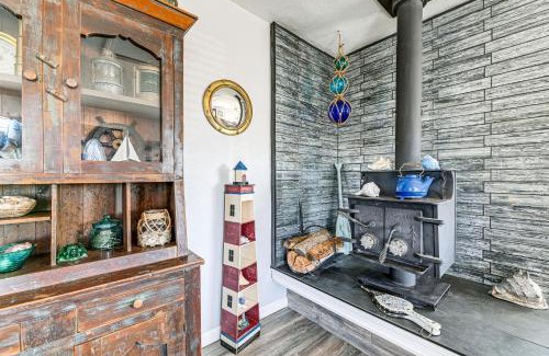 Crescent City North House | Updated Home 2 Mi to Beach in Crescent City!
