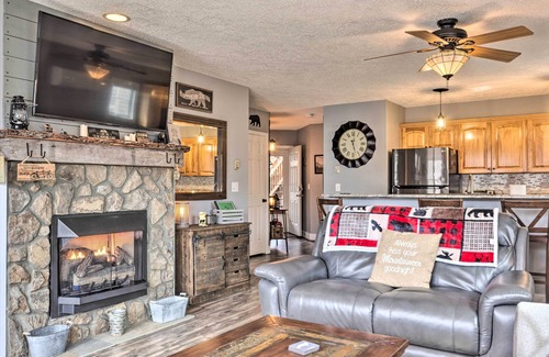 Seven Devils Condo | Updated Seven Devils Condo w/Deck & Mountain View