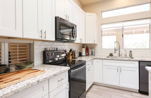 Paradise Park Vista House | Updated single-level home with an oasis back yard, private pool & washer/dryer