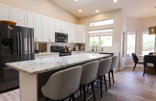 Paradise Park Vista House | Updated single-level home with an oasis back yard, private pool & washer/dryer