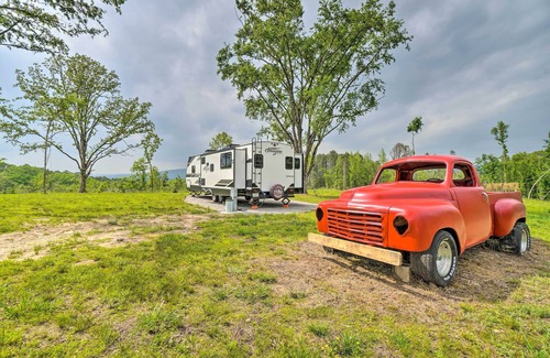 Ozark Cottage | Updated Studio Cabin in Ozark w/Yard & Mtn View