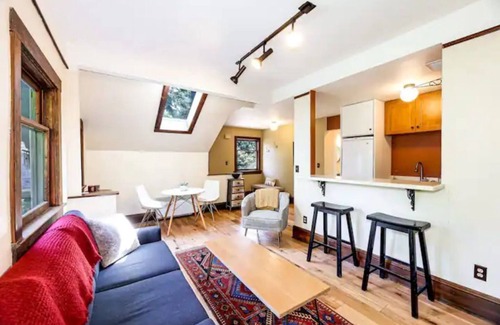 Phinney Ridge Apartment | Upper Apartment in Classic Craftsman Home Duplex