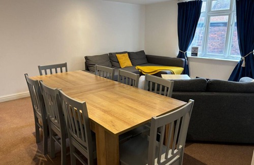 Salisbury Apartment | Upper Coach House