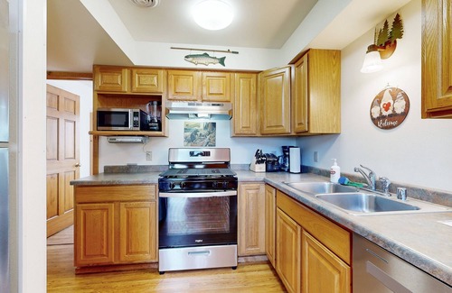 Warrens House | Upper-Level duplex, adventure retreat with fire pit, AC, patio & WIFI