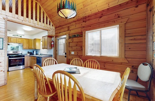Warrens House | Upper-Level duplex, adventure retreat with fire pit, AC, patio & WIFI