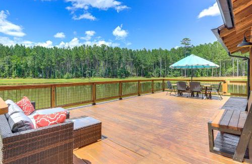 Thomaston House | Upscale Cabin Comfort in Thomaston with 2 Decks!