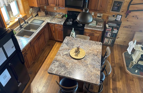 Dalton Cabin | Upscale Cabin in the Woods, LETCHWORTH, Stony Brook Parks, Finger Lakes Wineries