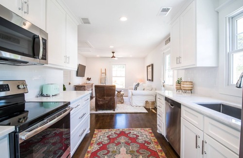 Old Village House | ★Upscale★ Couple's Retreat - Beach & Downtown CHS