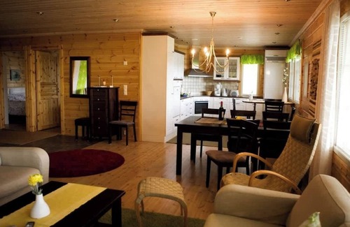 Orivesi Cottage | Upscale log villa by the lake + beach sauna