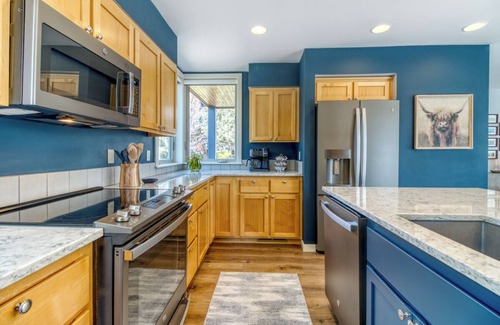 Redmond House | Upscale Redmond Getaway at Eagle Crest - Golf, Pools, Spa & Scenic Views