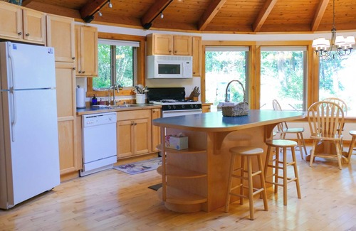 Lummi Island Cabin | Upscale Yurt/Pet Friendly/Full Kitchen/Bath w/Sauna/FP/TV/Internet/Beds for 4