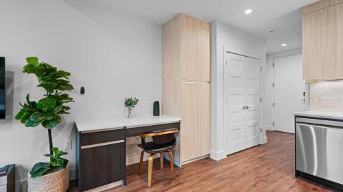West Congress Apartment | Upstay Newly Renovated Modern Apartment near SoCo