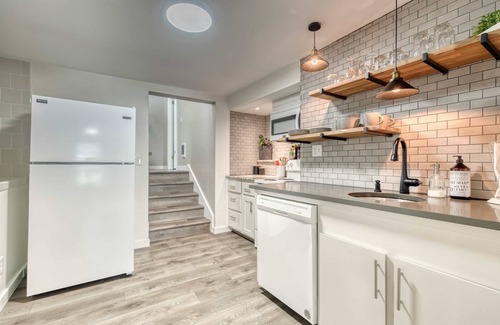 Depot Bench Apartment | Uptown 2 bedroom flat near Train Depot
