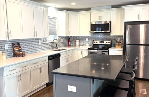 Sunset Road House | Uptown 6 Mins | Acre + Game Deck