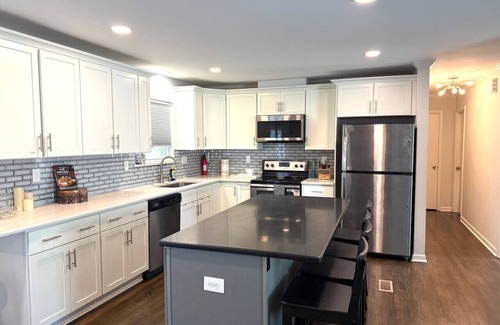 Sunset Road House | Uptown 6 Mins | Acre + Game Deck