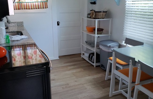 St. Augustine Cottage | Uptown Classic Bungalow Walk to Castillo de San Marcos, Ripley's, Restaurants!