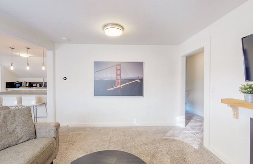 Eureka House | Uptown Rooftop Views, Modern 2 Bedroom Home