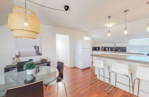 Eureka House | Uptown Rooftop Views, Modern 2 Bedroom Home