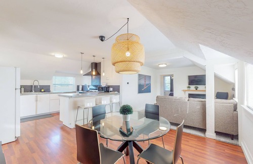 Eureka House | Uptown Rooftop Views, Modern 2 Bedroom Home