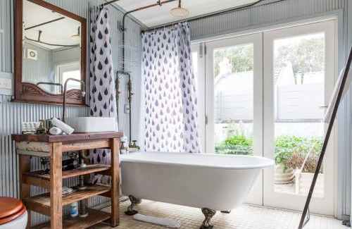 Surry Hills House | Urban Farmhouse Flair - Surry Hills Terrace Serenity