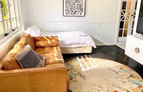 Newtown Apartment | Urban Getaway Apartment Ipswich perfect for work